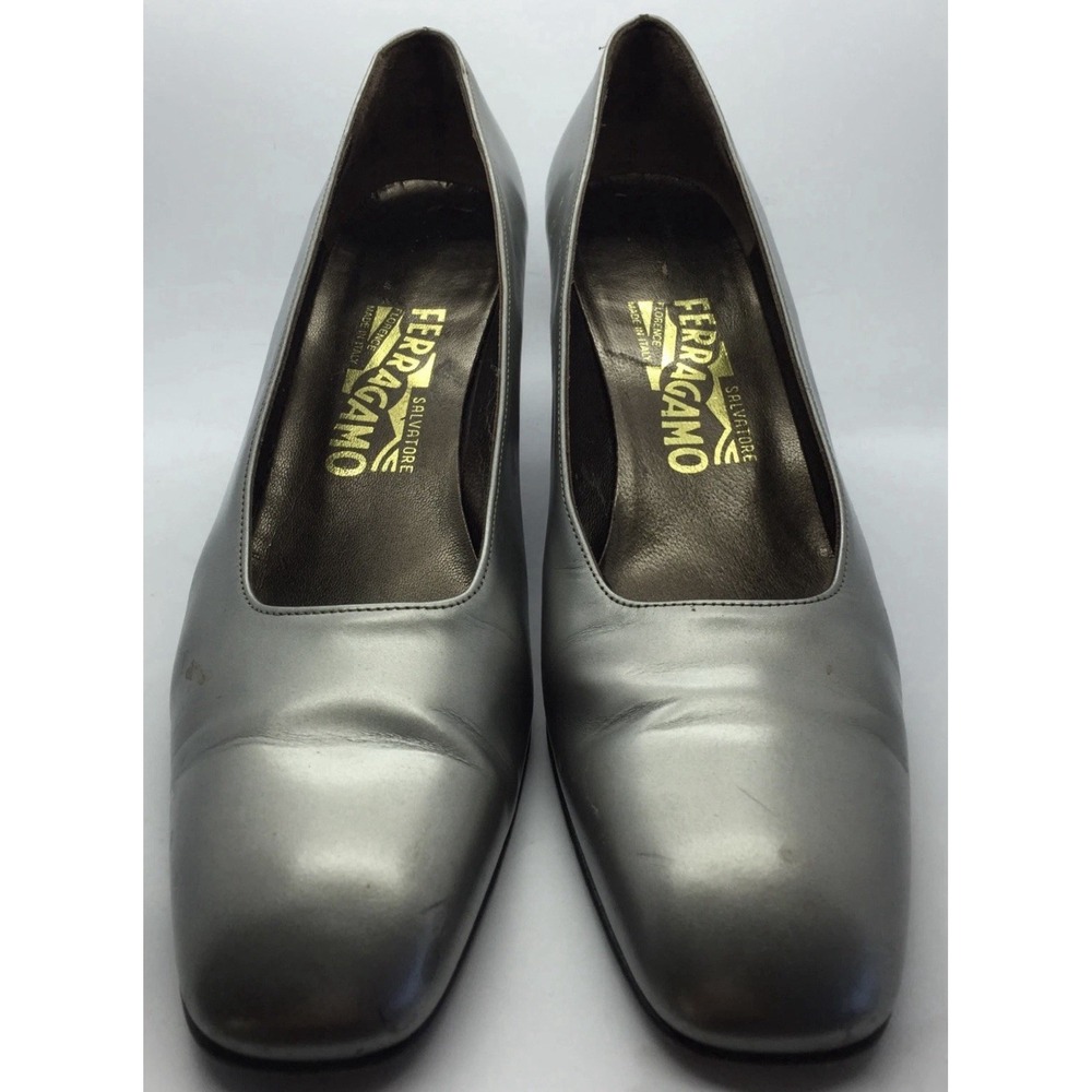 SALVATORE FERRAGAMO Classic Silver Leather Unique Mid Heel Pumps Sz‎ 6.5 Italy